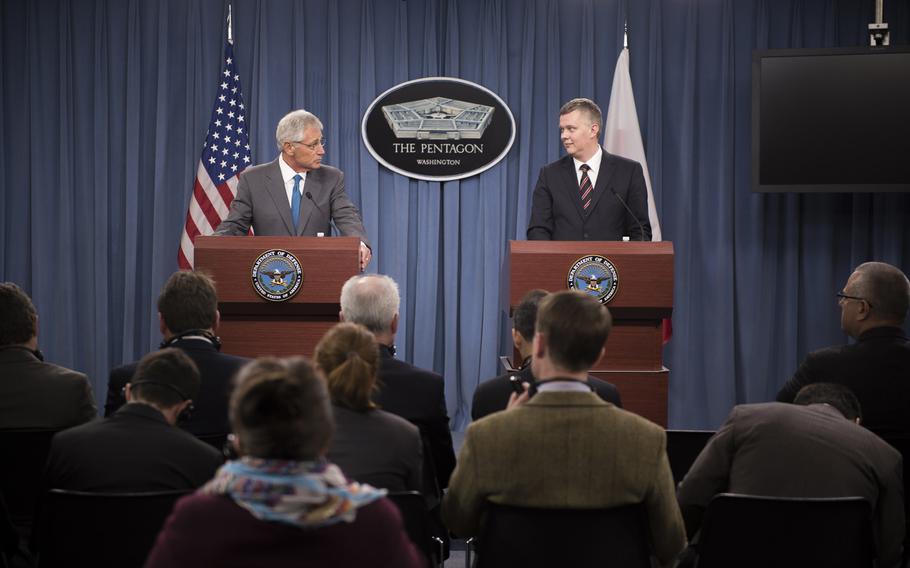 U.S. Defense Secretary Chuck Hagel and Polish Defense Minister Tomasz Siemoniak hold a press conference at the Pentagon, April 17, 2014.
