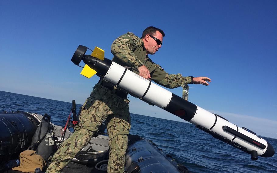 A member of Platoon 802, a mine countermeasures platoon assigned to Explosive Ordnance Disposal Mobile Unit 8, conducts mine countermeasures search operations in the western Baltic Sea as part of exercise BALTOPS 17 in Todendorf, Germany, June 6, 2017.