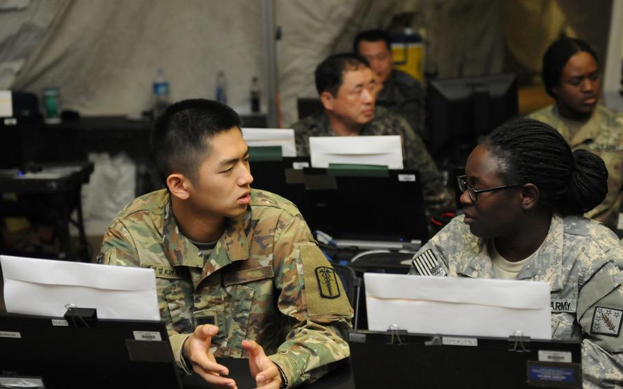 U.S. and Republic of Korean Soldiers conduct operations in the Combined Joint Task Force-Elimination Headquarters during Ulchi Freedom Guardian, Aug. 28, 2016, in Seoul.