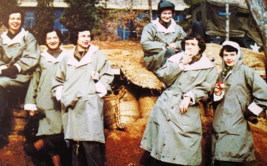 Cathy Drake (왼쪽 상단)는 38 도선 근처 MASH 부서에서 간호사로 일하면서 친구 및 동료 간호사와 함께 포즈를 취하고 있습니다. 그녀와 남편은 Drake와 함께 책, 영화 및 TV 버전의 영감을 얻었습니다. 