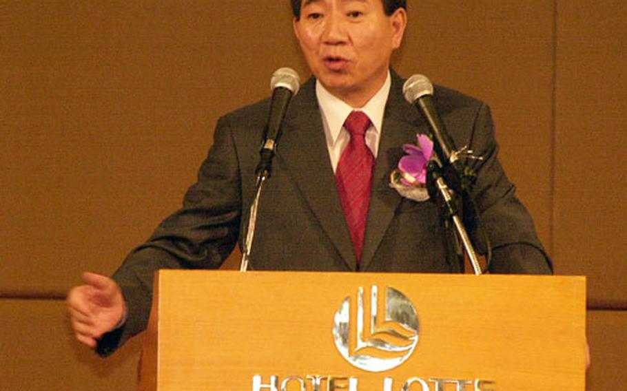 Roh Moo-hyun, President-elect of South Korea, addresses members of the international business community in Seoul.