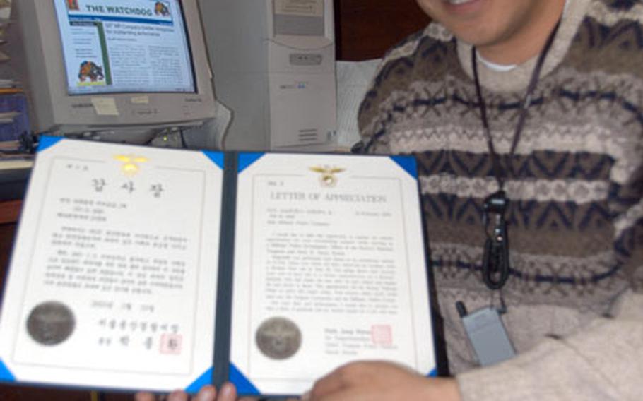 Investigator Samuelu Iakopo Jr. of the 55th Military Police company holds an award certificate from Yongsan Police Station for catching a man who had allegedly killed a taxi driver in February.