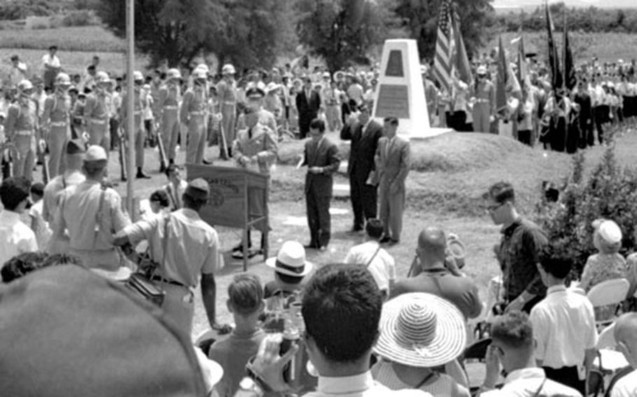 Thousands of Americans and Ryukyuans attended the memorial service for Ernie Pyle.