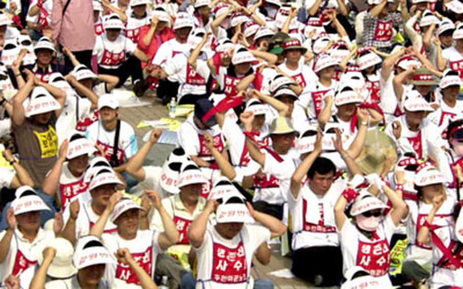 South Koreans at the protest of the U.S. Forces Korea’s announcement of job cuts vent their frustration over the proposed agreement between South Korea and USFK.