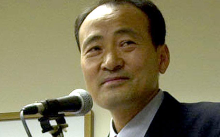 Kang Chang-kook, The War Memorial of Korea curator and former South Korean army major, talks Thursday to residents at Yongsan Garrison about Saturday’s 55th anniversary of the start of the Korean War.