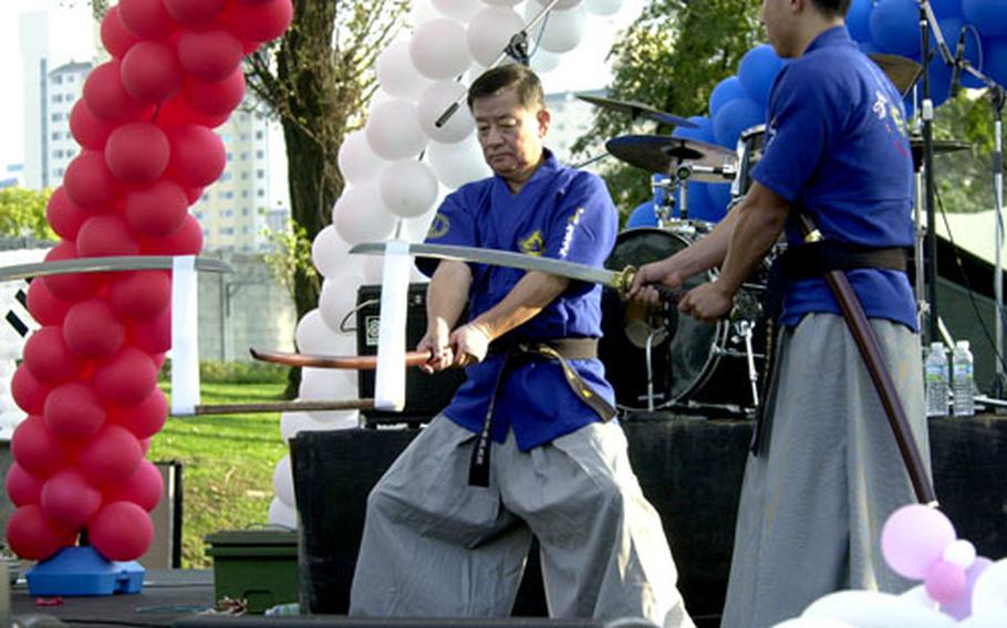 Gangnam Mayor Kwan Moon-yong shows off his skills with the sword.
