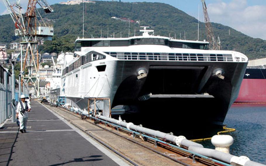 The WESTPAC Express, a catamaran-shaped high-speed vessel, stopped at Sasebo Naval Base on Friday because of rough seas caused by Typhoon Kirogi, expected to pass east of Tokyo.