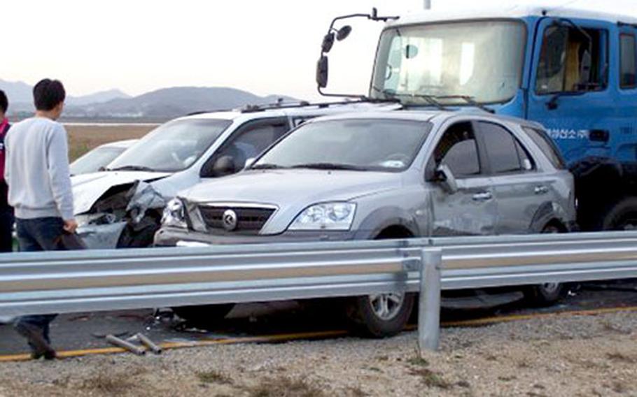 Ten U.S. soldiers are credited with saving lives after assisting the injured in a six-car pileup near Paju, north of Seoul.