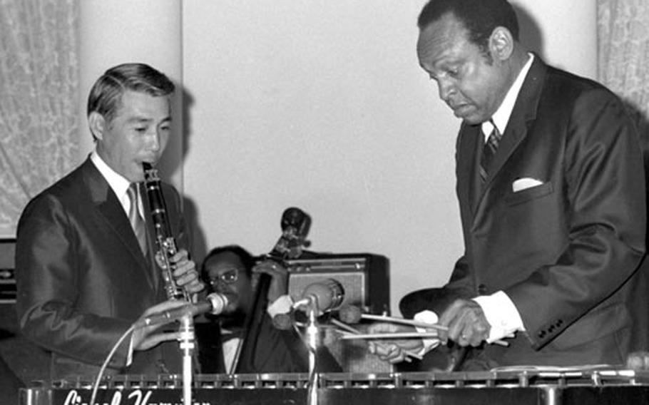Lionel Hampton is joined onstage by HJapanese jazz clarinetist Eiji Kitamura at the U.S. Embassy.
