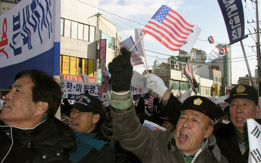 South Korean military veterans rally Sunday in support of the U.S. military’s presence in South Korea and its plans to shift the bulk of its forces to Pyeongtaek in coming years.