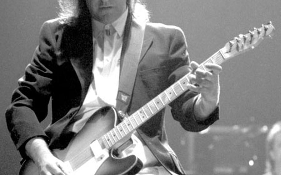 While Ray Davies balances bottles and jokes with the crowd, brother Dave focuses on the music.