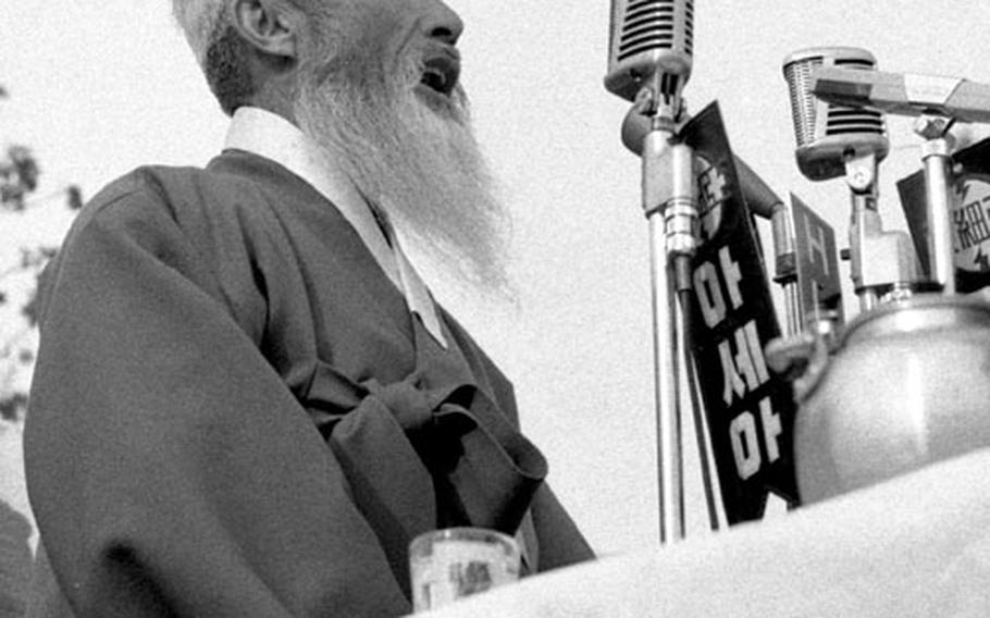 Sok Hon Ham, a philosopher regarded by some as "the Gandhi of Korea," speaks at a rally held in opposition to the government's normalization negotiations with Japan.