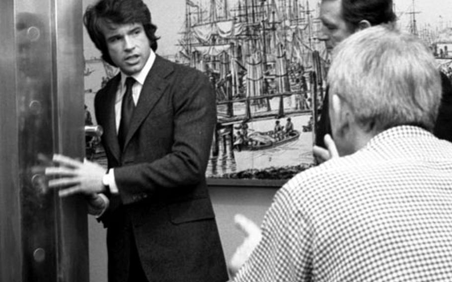 Warren Beatty discusses the next shot with the crew.