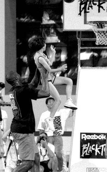 Shaquille O’Neal conducts a basketball clinic in Tokyo in August, 1993.