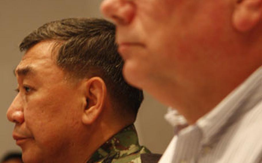Gen. Ratchakrit Kanchanawat, the Royal Thai Army’s chief of the joint staff, left, toured the Cobra Gold 2009 headquarters in Chiang Mai on Tuesday.