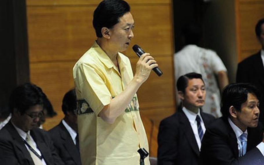Prime Minister Yukio Hatoyama talks to town residents at a town hall meeting inside Futenma Elementary School No. 2 Tuesday.