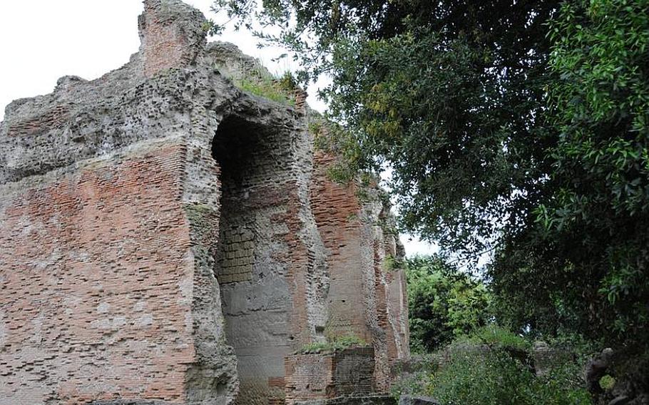 These walls are a part of the well-preserved section of the Flavio amphitheater, whose construction some experts date to the era of emperor Vespasian, from 70 to 79.
