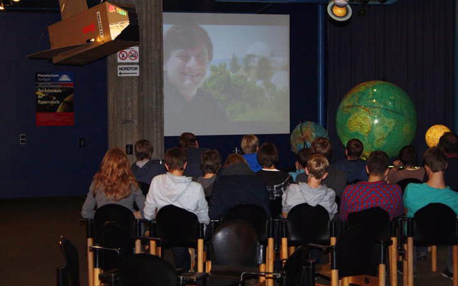 The planetarium offers special instruction programs for groups, including school groups. However, reservations must be made in advance for programs in English.