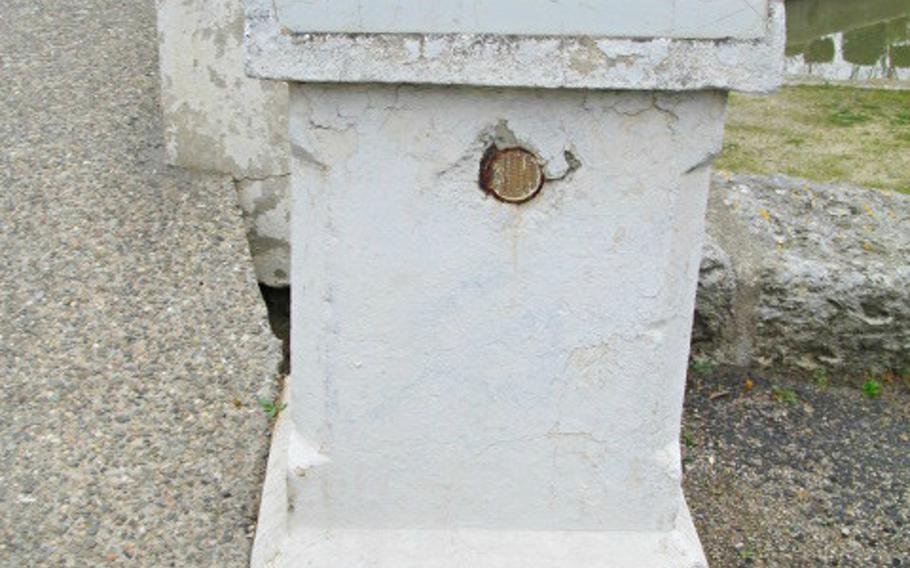 A marker indicates a bridge over the Canal du Midi. Low bridges along the canal system limit the height of commercial and pleasure barge traffic.