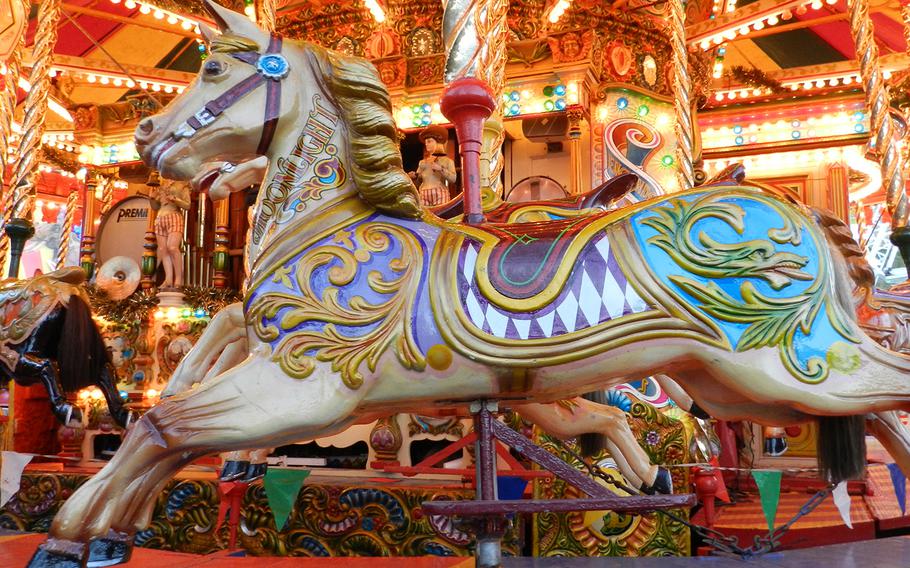 A dreamy carousel with beautifully decorated horses fits right into the magical atmosphere at the Lincoln Christmas market in England.