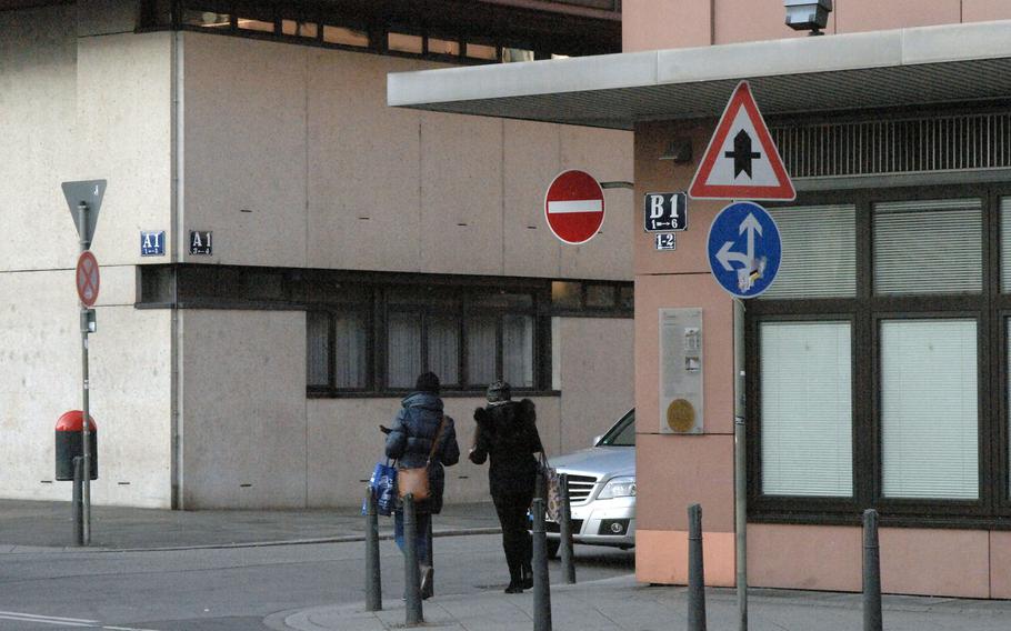 Pedestrians cross from square B1 to A1 in Mannheim, Germany. Mannheim's city center is arranged in an orderly pattern of numbered and lettered streets.
