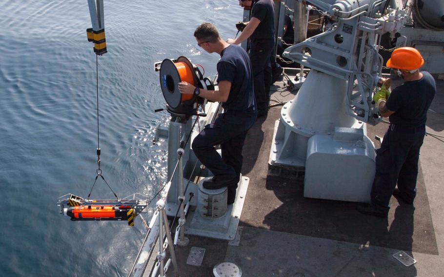 Crewmembers aboard the Royal Navy mine countermeasures ship HMS Middleton prepare to release the sea-fox remote underwater mine-disposal system into the Persian Gulf during a demonstration for the International Mine Countermeasures Exercise April 10, 2016.