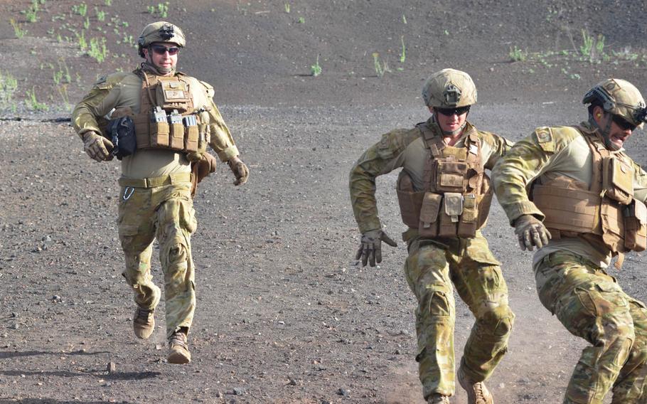Australian soldiers sprint to the start point of a rifle competition against U.S. Marines at Pohakuloa Training Area, Hawaii, during RIMPAC 2016.