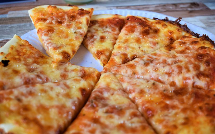Italian Style Pizza & Pasta serves pizza that is unspectacular but certainly worthy of its 2-euro price.