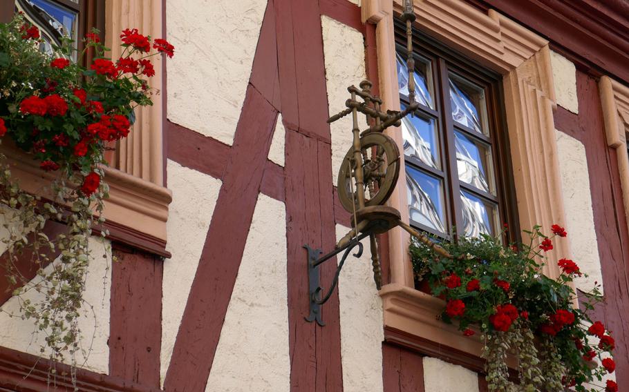 A spinning wheel adorns the facade of the half-timbered building that houses the Spinnraedl restaurant. It dates back to at least 1742, and the building is one of the oldest half-timbered houses still standing in Kaiserslautern.