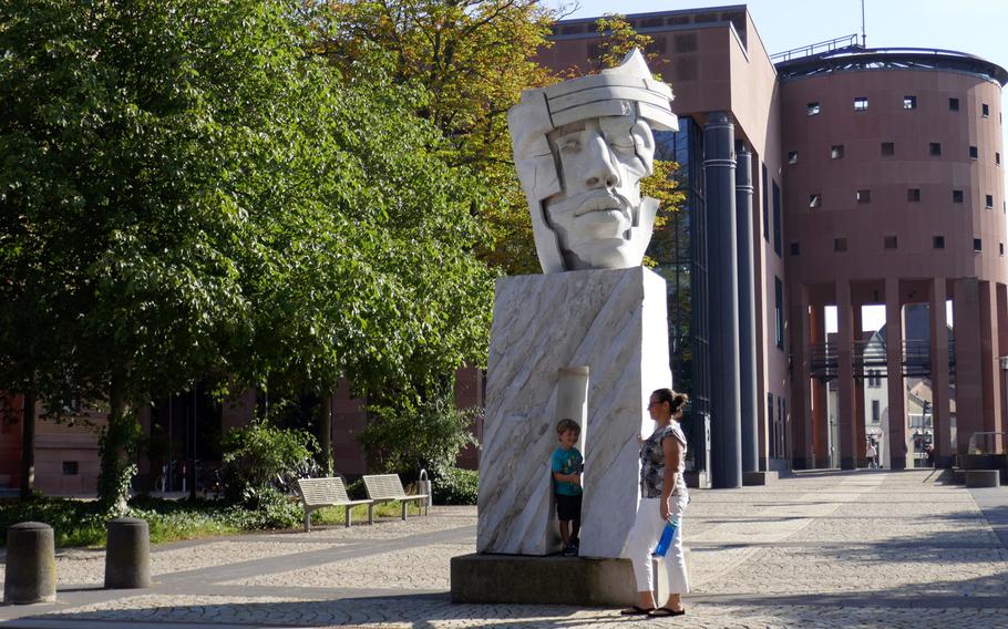 Two large masks made of Carrara marble flank Kaiserslautern’s Pfalztheater. 