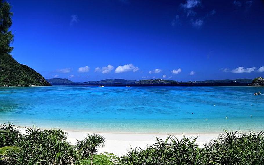 Tokashiku Beach is located on the west side of the island﻿. 