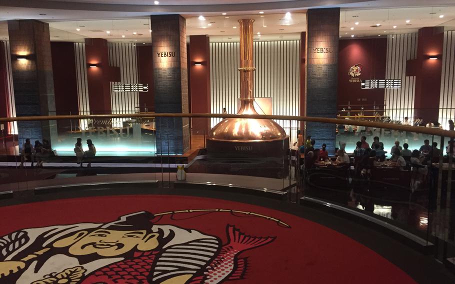 The Museum of Yebisu Beer honors Ebisu’s heritage as the birthplace of the Yebisu brand by fashioning the museum’s main hall to resemble an upscale brewery. 