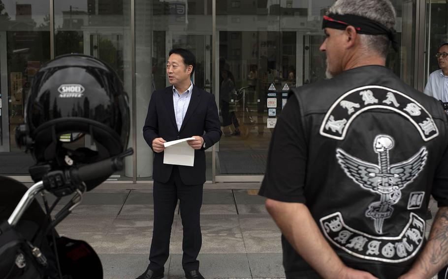 Iwakuni City Mayor Yoshihiko Fukuda thanks bikers who raised $2,500 for flood and landslide victims, Sept. 13, 2018.