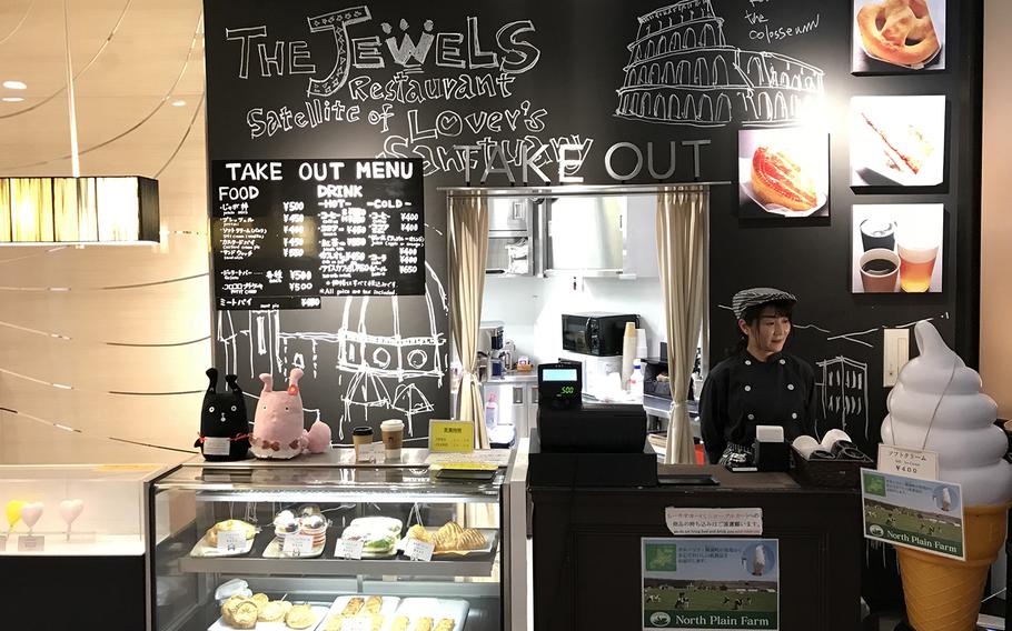 A snack bar at the summit of Mount Moiwa is a good place to refuel after spending time outside in the cold in winter.