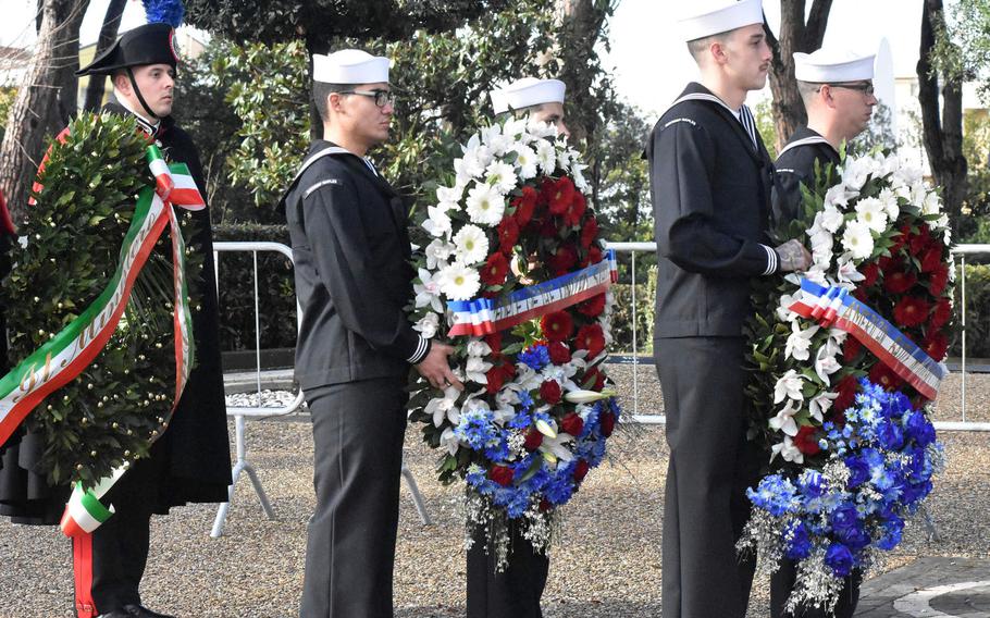 U.S. sailors and an Italian soldier bear three wreaths, which they will place at the Sicily-Rome American Cemetery's memorial on Jan. 22, 2019 to commemorate the 75th anniversary of the Allied landings at Anzio and Nettuno in World War II.