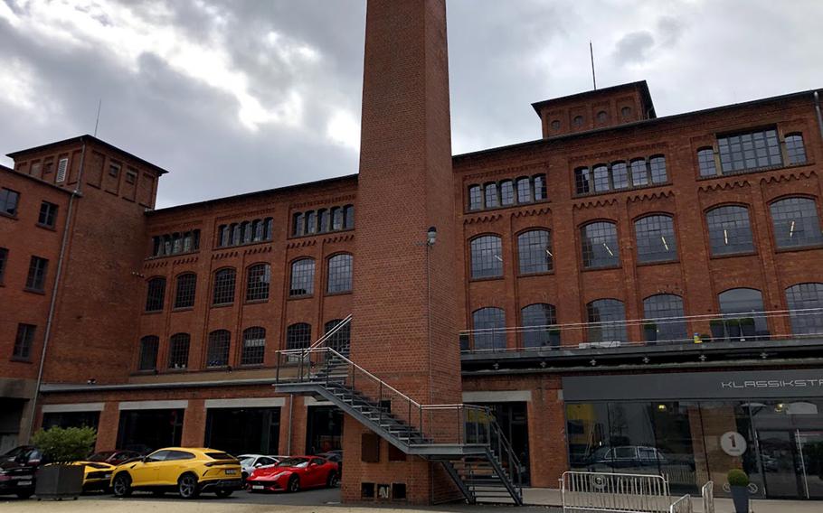 Klassikstadt houses more than 45 companies with a direct link to vintage cars, sports cars and racing. Hundreds of cars from different eras can be found here, and many are for sale.