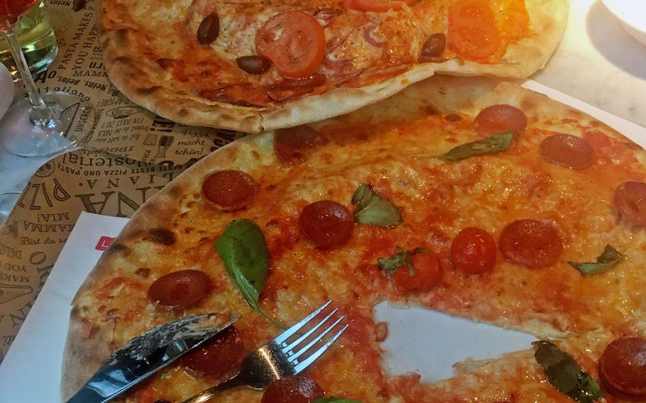 L'Osteria, an Italian eatery in Stuttgart, serves their pizzas extra-large. The restaurant also serves a wide variety of pasta dishes.