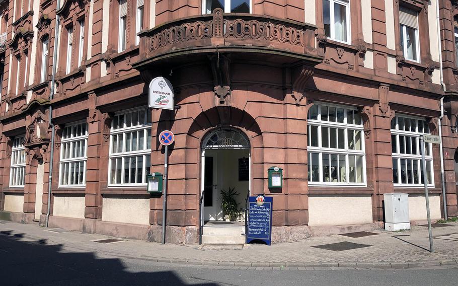 Bistrorante Da Adriana in Kaiserslautern is on the corner of Gaustrasse and Salzstrasse. It specializes in pizza and pasta, but also features schnitzel, fish and poultry dishes.