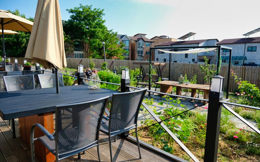 La Mesa Flying Geckos in Pyeongtaek, South Korea, has a patio dining area to make your experience even more enjoyable.