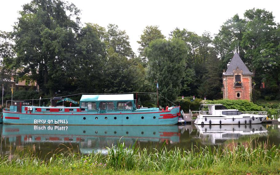 The words ''Bisch du platt?'' (''Are you surprised?'' in the regional dialect) are reflected rightside-up in the water of the Saar River in Sarreguemines, France. The phrase is thought to be on the boat to urge locals to not allow their dialect to die out.