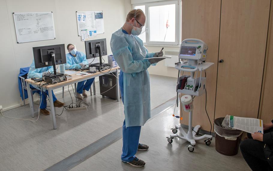 Medical technician Spc. Thomas Ashworth watches a monitor as a patient is screened for coronavirus at Landstuhl Regional Medical Center in Germany, in March 2020. Most of the small number of active-duty soldiers who are seriously sickened with COVID-19 had underlying medical conditions such as obesity and high blood pressure, a study has found.
                