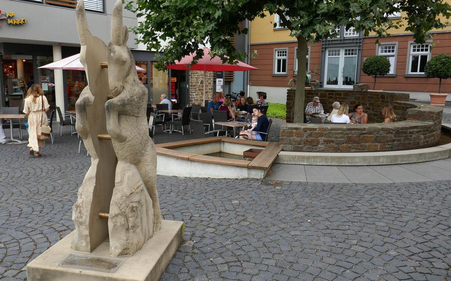 The Kastellauner Boeck on the town's market square. The citizens of the town used to have to pay a levy of two goats to a nobleman. In one famine year, they split a goat in half and arranged it on a wagon to look like two to try to fool the nobleman. It failed, but the attempt has gone down in local lore.