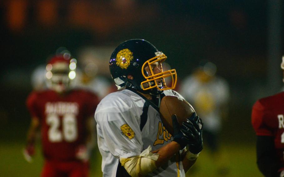 Heidelberg's Alfred Freed makes a catch before running it in for a touchdown in the Lions' 18-13 win over Kaiserslautern Friday night.