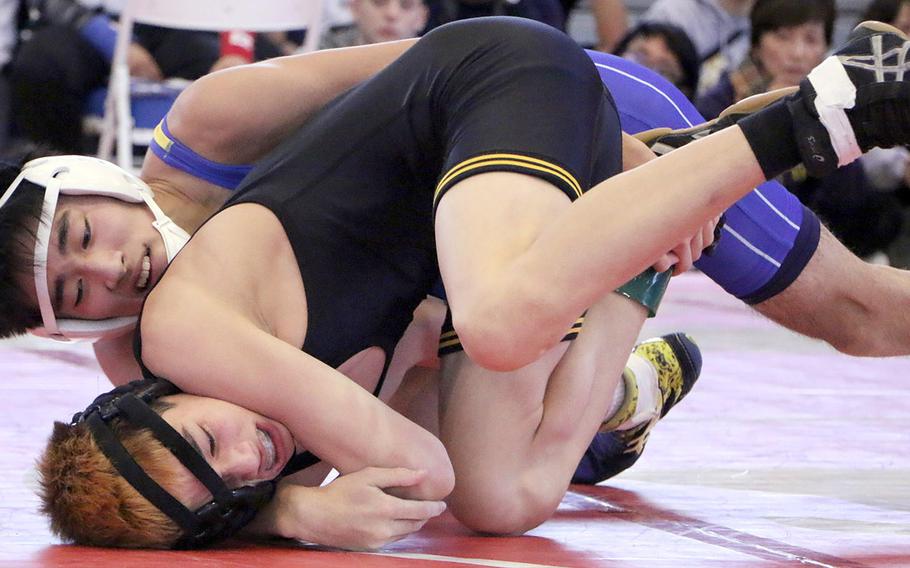 St. Mary's Eiji Kasahara takes control of American School In Japan's Take Zoot in the 115-pound final.