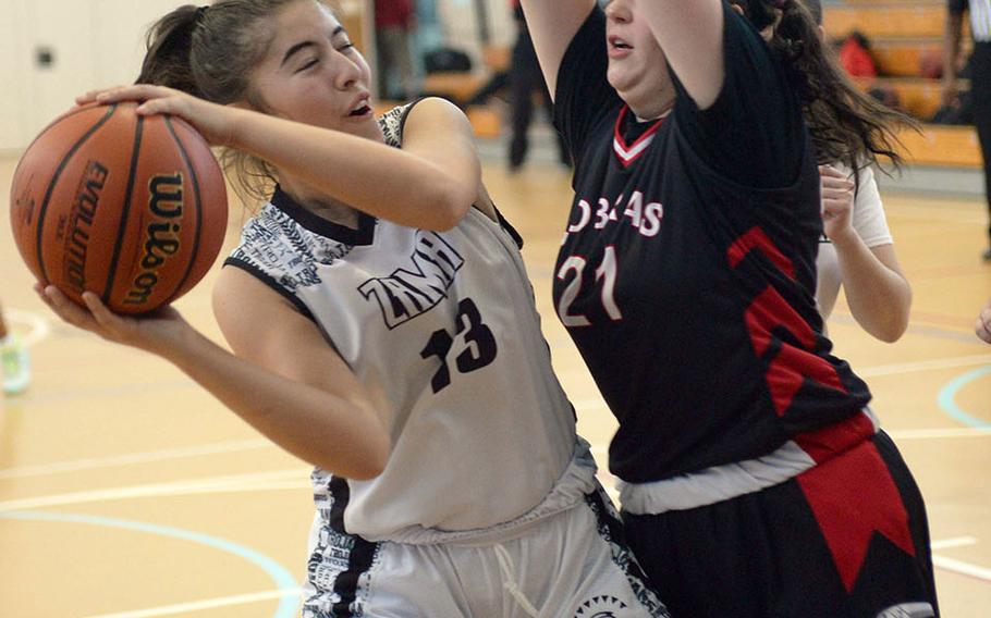 Zama's Claire Pruitt is cut off from the basket by E.J. King's Gabby Seybold.