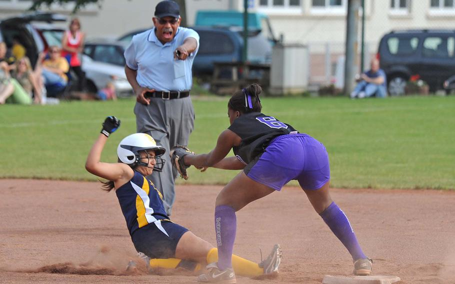 Mannheim's Erica Bryant puts the tag on Heidelberg's Lexi Taverez after Taverez was caught off base on a fly ball. Making the call is umpire Tomas Villegas.