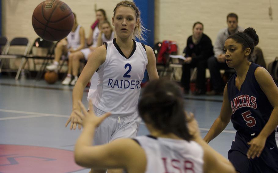 ISB 's Kelsey Adamitis tosses a pass during a game against the Lakenheath Lancers on Saturday at RAF Lakenheath, England. The ISB girls lost to Lakenheath 37-15.
Adam L. Mathis/Stars and Stripes