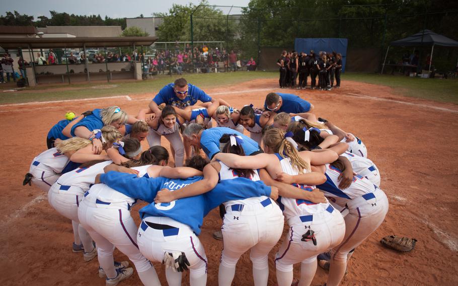 Ramstein cheers Vilseck after winning the 2015 DODDS-Europe Division I softball crown 7-6.