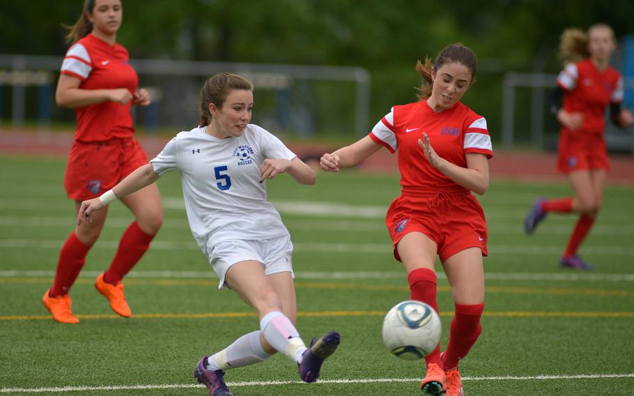 Wiesbaden's Elisabeth Thomas scores despite the pressure by ISB's Sofia Bilder in the Warriors' 4-0 win of the visiting Raiders, Friday, May 13, 2016.