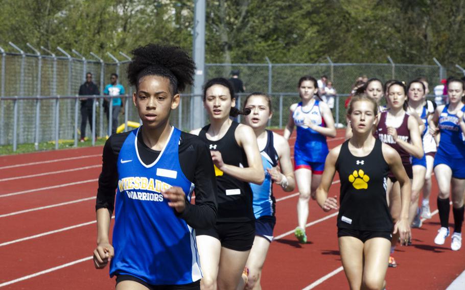 Wiesbaden's Catianna Binyard-Turner leads a group of runners during a 10-team meet in Wiesbaden, Germany, Saturday, April 14, 2018. Binyard-Turner won the 800-meters with a time of 2:33.90.